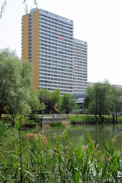 Wohnung mit Ausblick gesucht! - 3-Zimmer am Helene-Weigel-Platz — photo 1